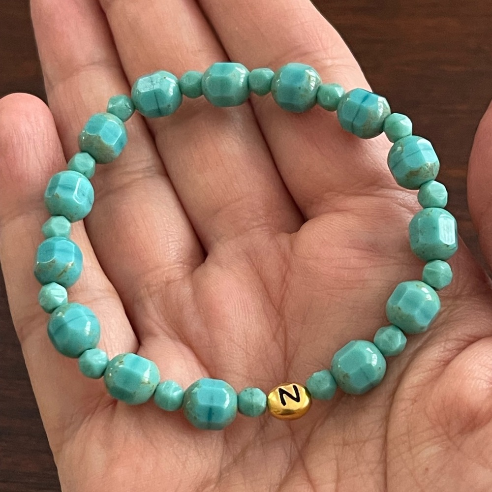 Initial N turquoise blue glass bead stretchy bangle bracelet - Picture 5 of 5